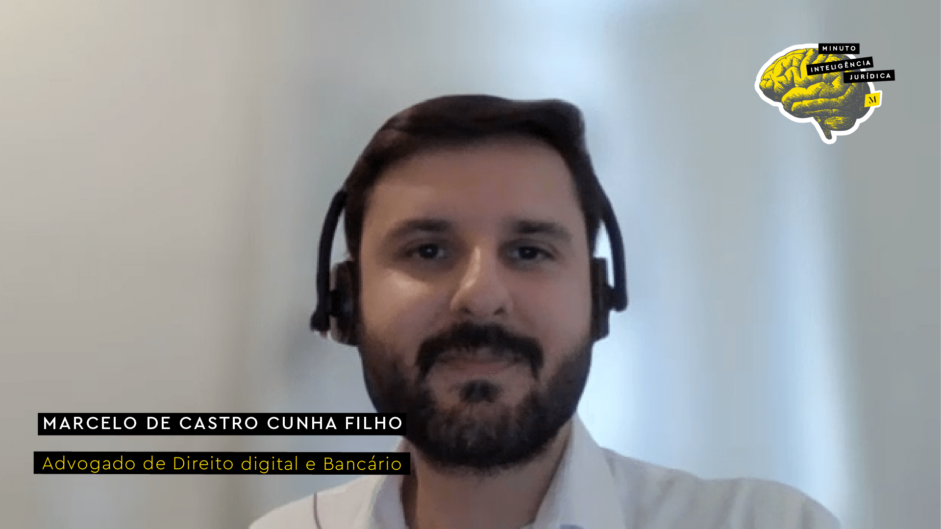 Homem com cabelo preto e barba usando camisa branca e fone headset preto com fio vermelho. No canto inferior esquerdo, faixa preta com frase nas cores branco e amarelo escrito: Marcelo de Castro Cunha Filho, advogado de Direito digital e Bancário. No canto superior direito, imagem ilustrativa de cérebro amarelo com faixa de texto escrito: Minuto Inteligência Jurídica