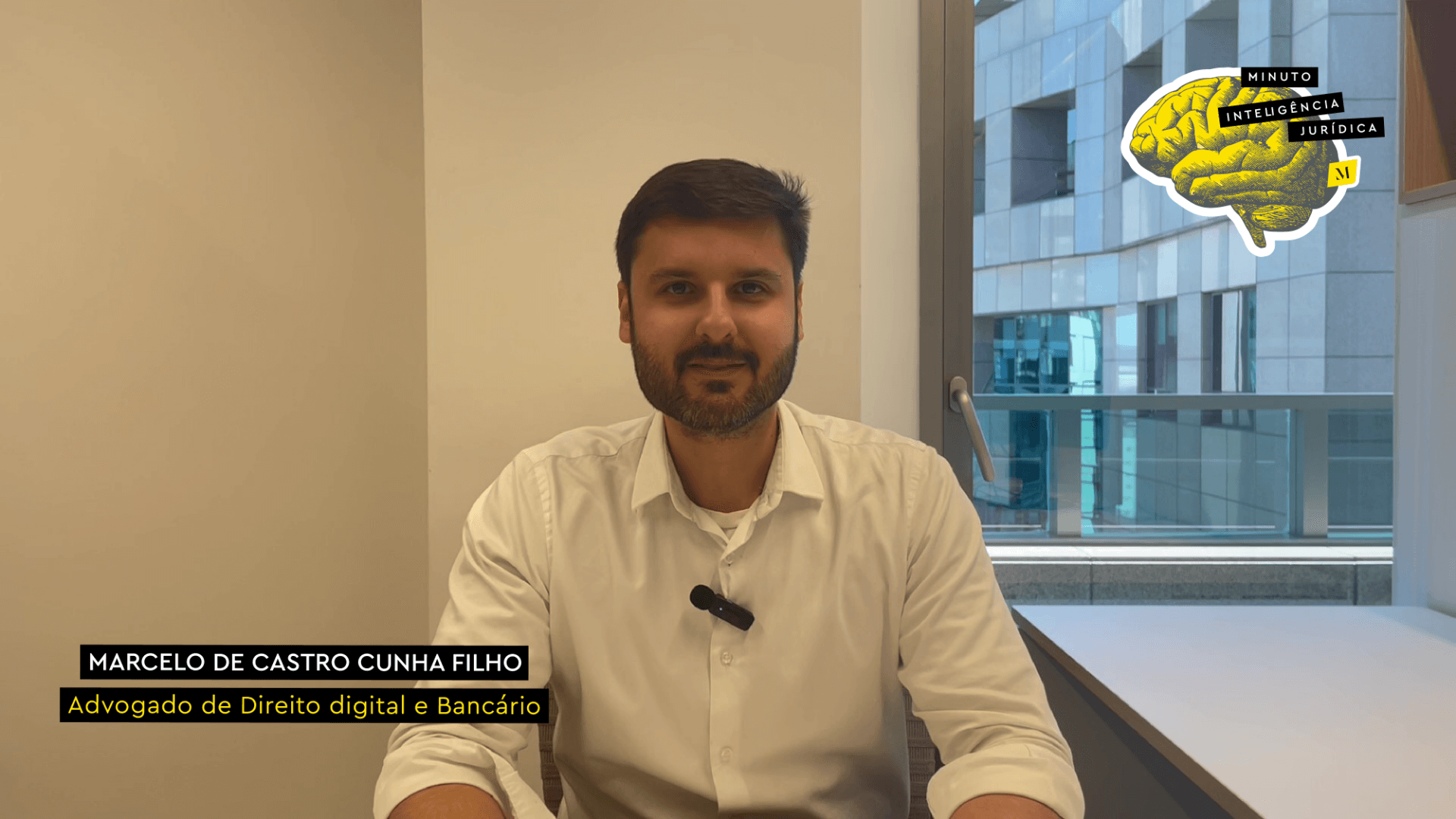 Homem de barba olhando para a foto, com cabelo preto, usando camisa branca. No canto inferior esquerdo, frase com os dizeres "Marcelo de Castro Cunha Filho - advogados de Direito digital e Bancário". No canto superior direito, logotipo do Inteligência Jurídica