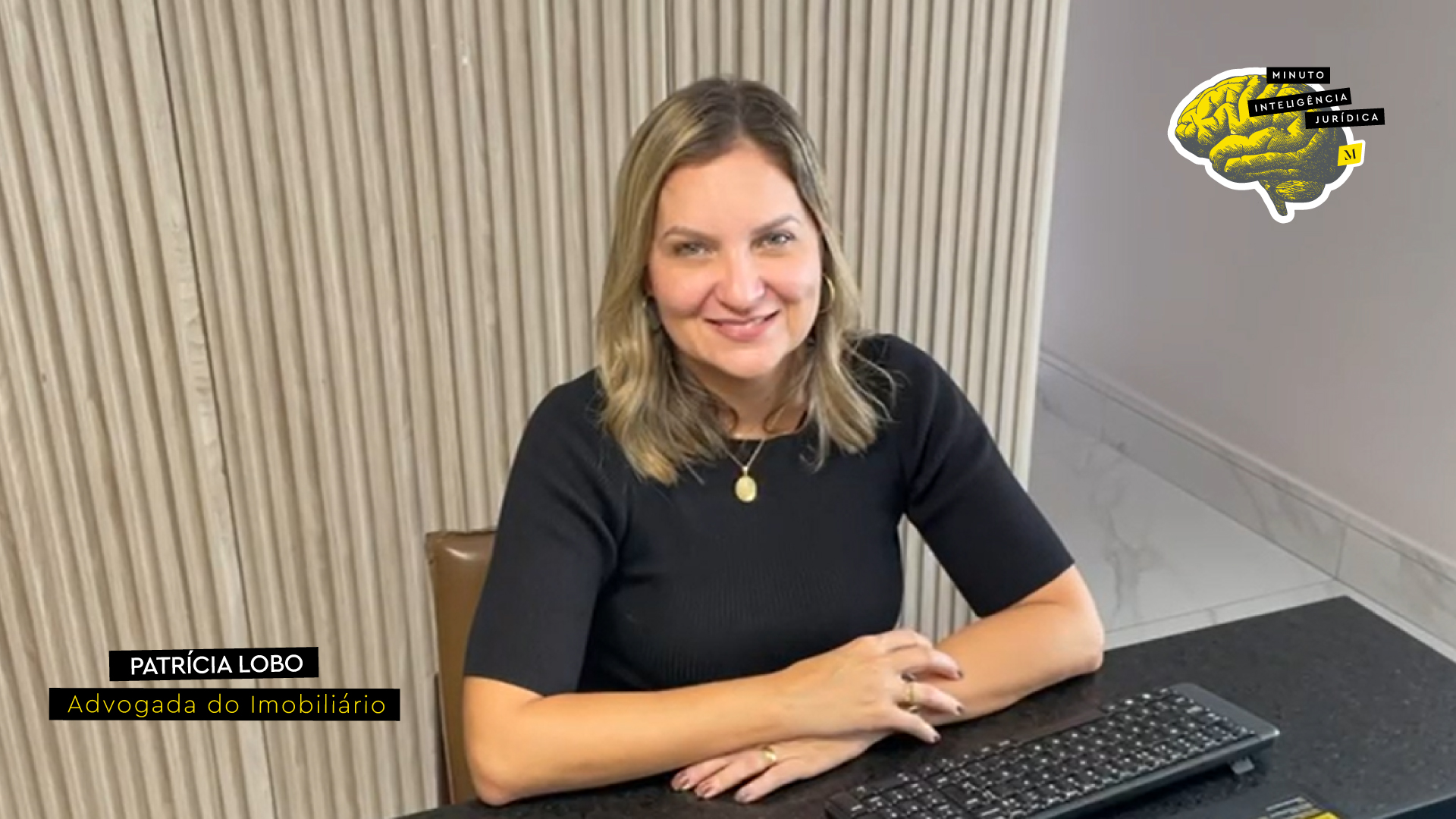 Mulher olhando para a foto e sorrindo, com cabelo loiro até o ombro, usando camiseta preta e assessórios dourados. No canto inferior esquerdo, frase com os dizeres "Patrícia Lôbo - Advogada de imobiliário". No canto superior direito, logotipo do Inteligência Jurídica