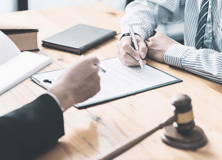 Empregador usando terno preto para esclarecer a legislação