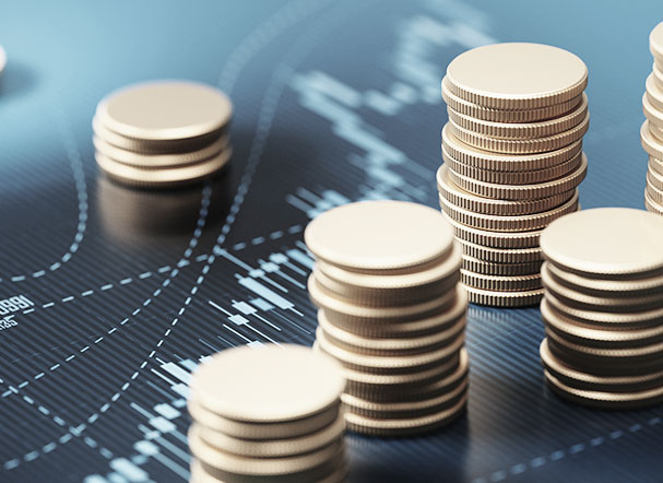 representation of six stacks of gold coins of different sizes, positioned above a graph, representing financial growth