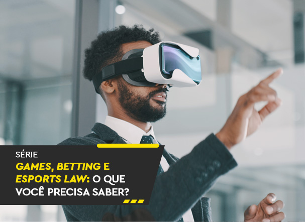 Homem com barba, terno preto, gravata preta com bolinhas brancas e camisa branca, utilizando oculos de realidade virtual. No canto inferior esquerdo, faixa preta com os dizeres: "série gaming, gambling e esports law: o que você precisa saber?"