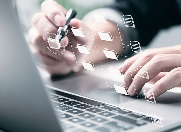 Mão de homem branco teclando em notebook e visualizando icones de documentos